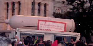 Campaña de sensibilización en el desfile.