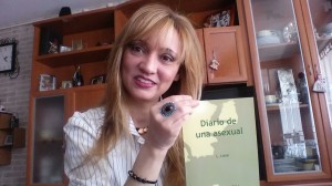 Lucía Lietsi con su libro "diario de una asexual"